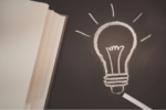 AIブランディングと従来のブランディングの違いを学ぶ｜ひらめきを表す黒板の電球イラスト