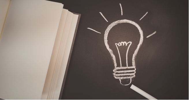 AIブランディングと従来のブランディングの違いを学ぶ｜ひらめきを表す黒板の電球イラスト